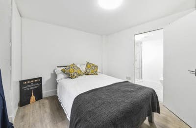 Spacious contemporary double ensuite  Main Photo