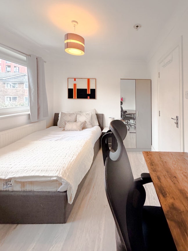 Ensuite Bedroom | 5Bed House | Walk to CanaryWharf Main Photo