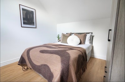 Need 1 Flatmate for our second year house :)  Main Photo