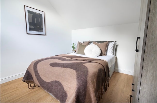 Need 1 Flatmate for our second year house :)  Main Photo