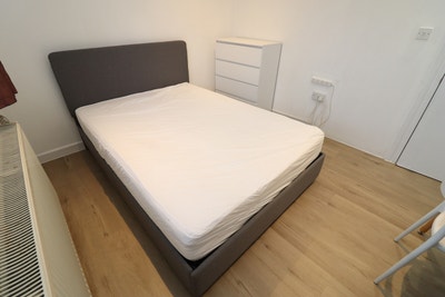 Fresh New Room | 2 Baths |8mins Walk to South Quay Main Photo