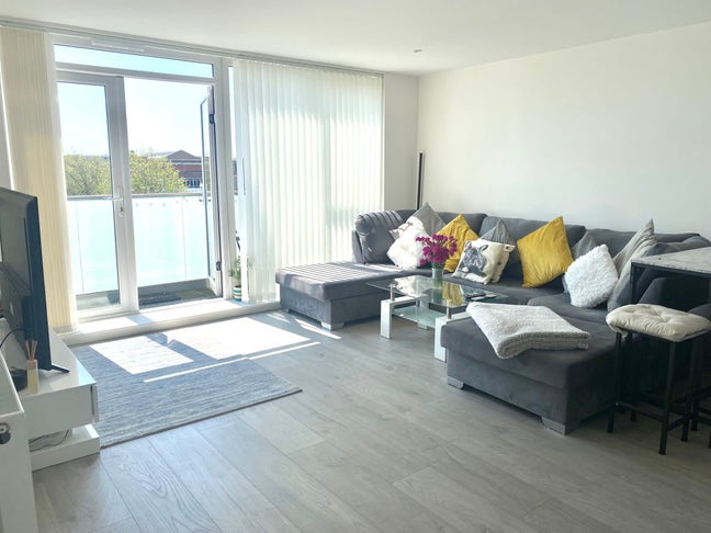 Modern Apartment Room to rent  Main Photo