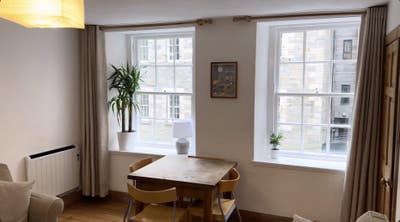 Bedroom to rent in beautiful bright Old town flat Main Photo