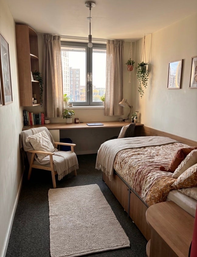 Large Highest Double- Ensuite (Student Only) Main Photo