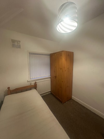 Single/ Box room house share  available  Main Photo