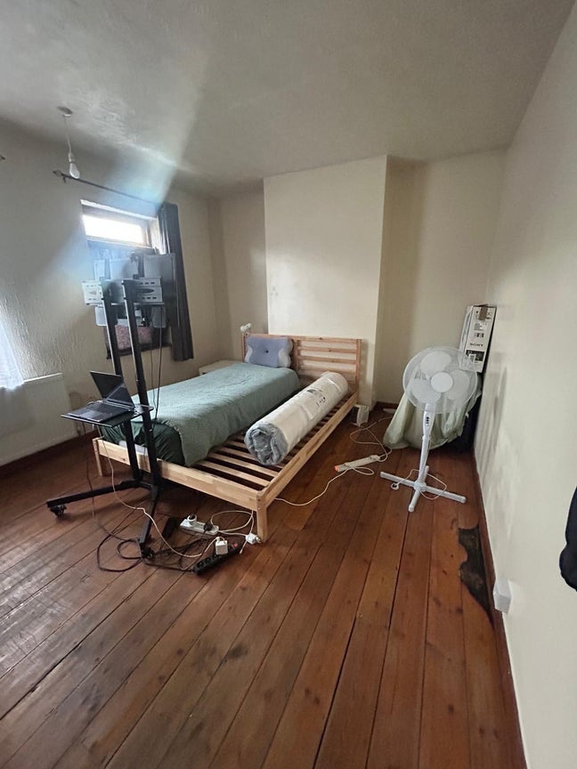 Spacious Room near Town Centre. Quiet Professional Main Photo