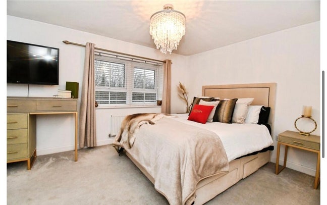 🏡Newly Renovated with En-Suite🏡Driveway Parking Main Photo