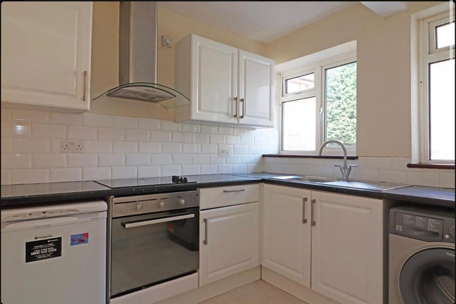 Single room to let - Redhill &pound;700PCM - Inc bills  Main Photo