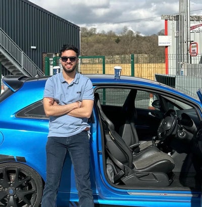 Hey 25yrs old professional looking for buddy up Main Photo