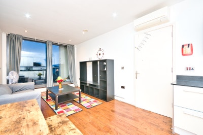 Short walk fm Stratford Underground: 2 Bed Apartme Main Photo