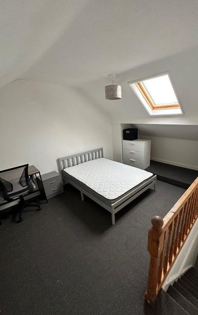 Double Bedroom Great Location ! Main Photo