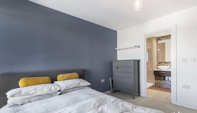 1 bedroom in spacious 3 bedroom flat Main Photo