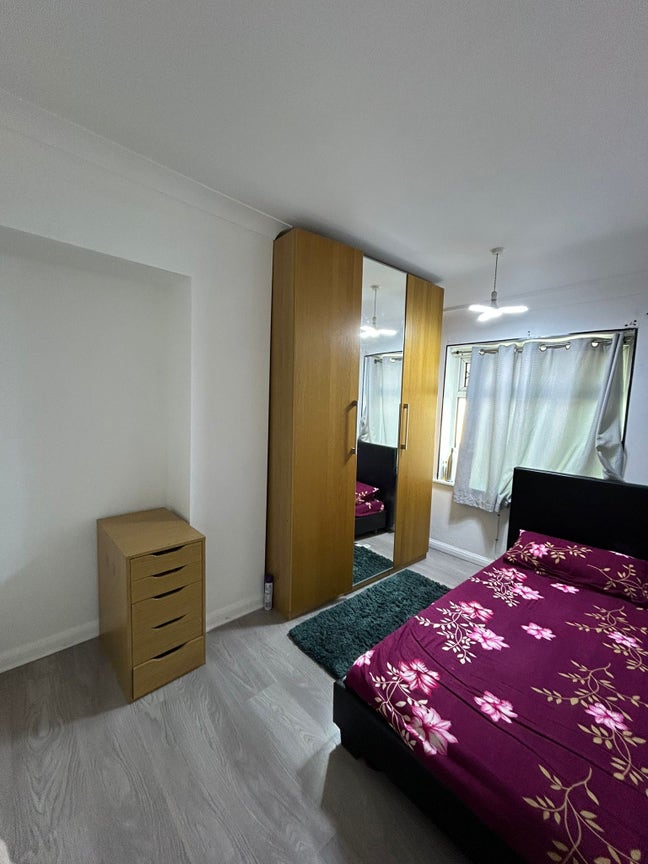 Double room available in dagenham Main Photo