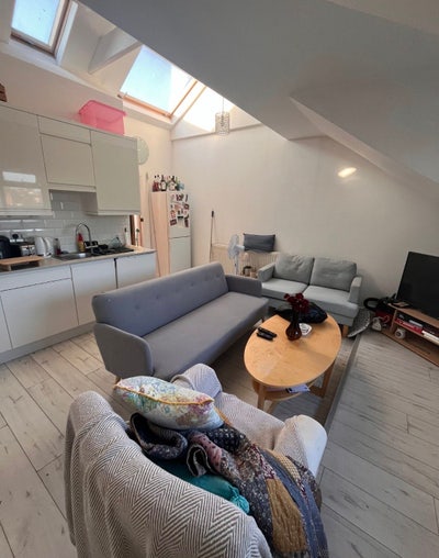 Room to rent in 5 bed all girls flat! Main Photo