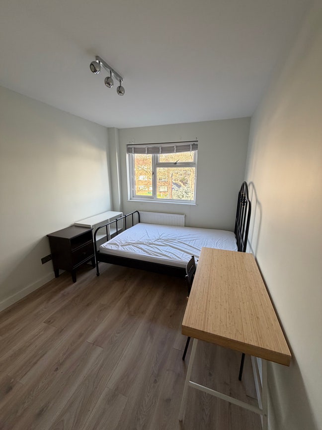 Bright Double Room in Clean & Quiet House Main Photo