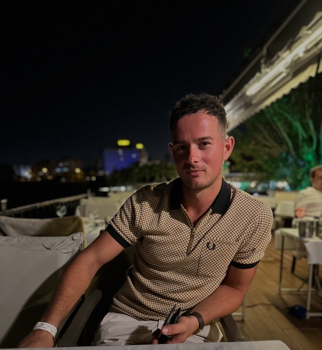 Quiet professional looking for a room (long-term) Main Photo