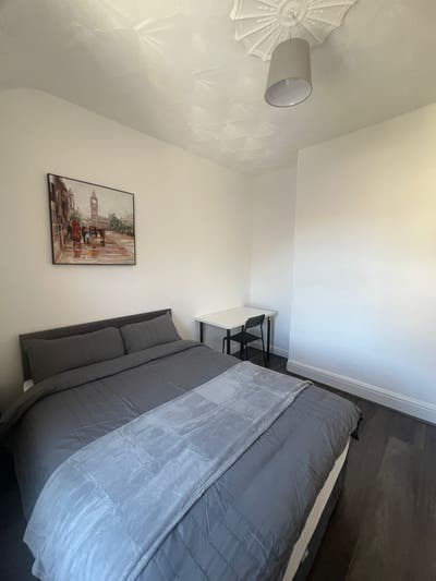 Town Centre - Furnished double room bills included Main Photo