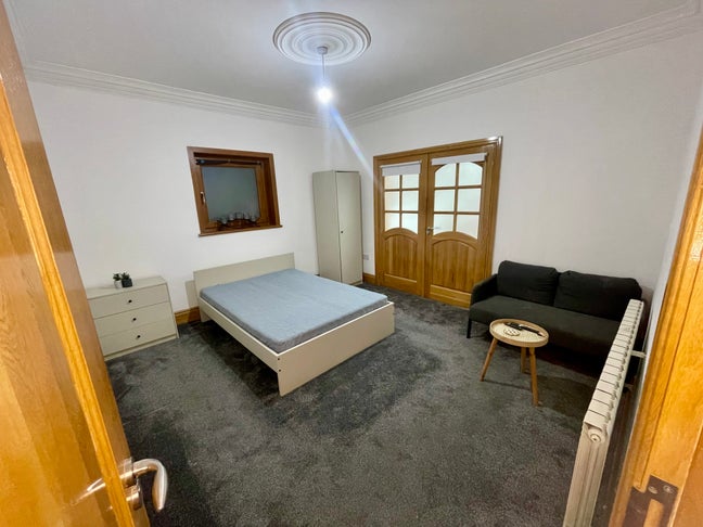Spacious Double Room 2mins from Elizabeth Line Main Photo