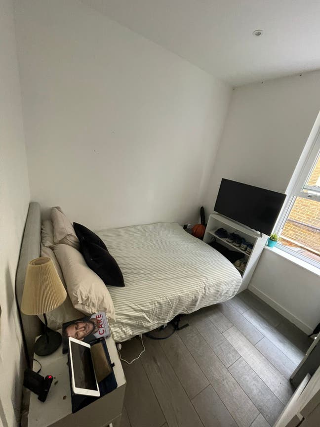 Prime location - double bed - furnished Main Photo