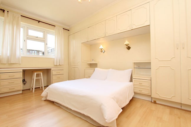 Spacious Room Steps from Shoredich !  Main Photo