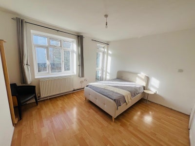 Refurbished Double Room SE7 Main Photo