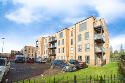 Modern 2 Bed 2 Bathroom Flat W Balcony in Rainham Main Photo