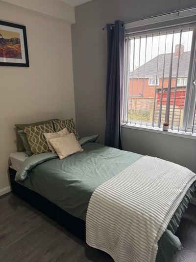 Comfortable room available in great location  Main Photo