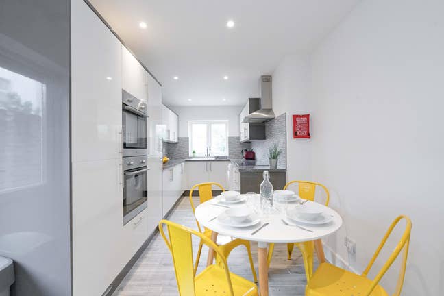 Newly refurbished double rooms in southsea Main Photo