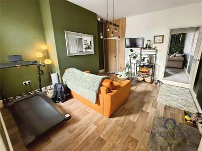 Room to rent in 3 bed home Main Photo