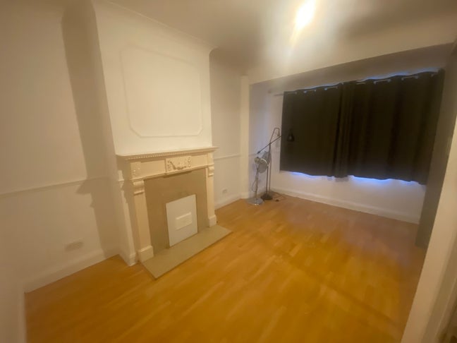 Two Bedroom Flat to Rent Edmonton Main Photo