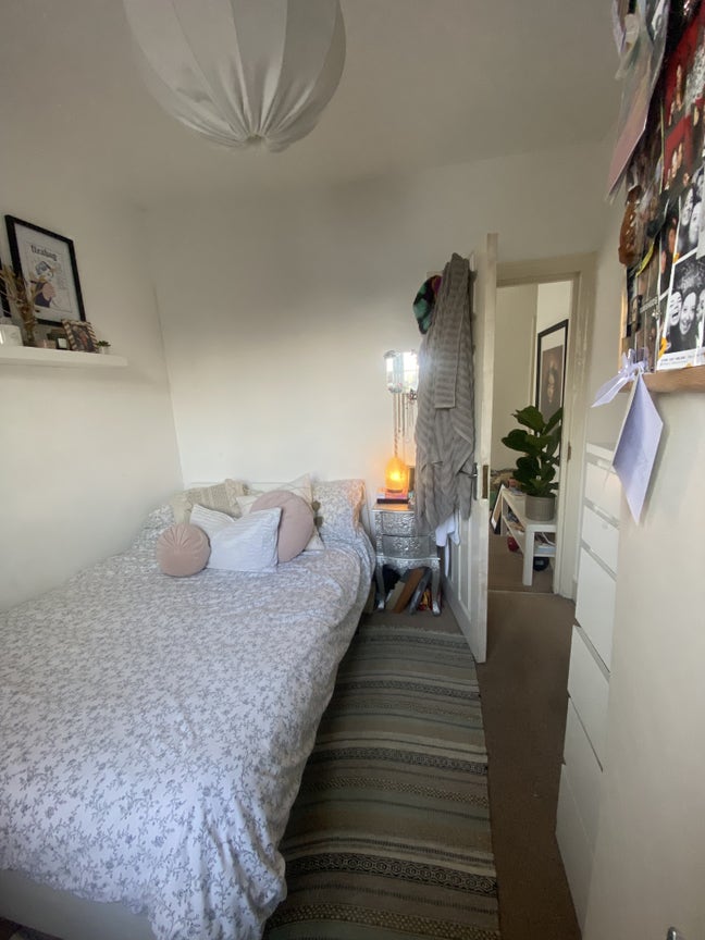 Lovely Room in Ealing (Gunnersbury Park) Main Photo