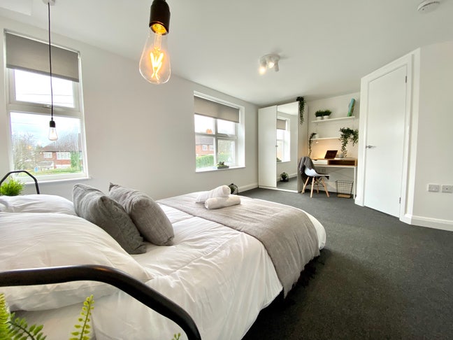 Modern Double En Suite Room in Tamworth Main Photo