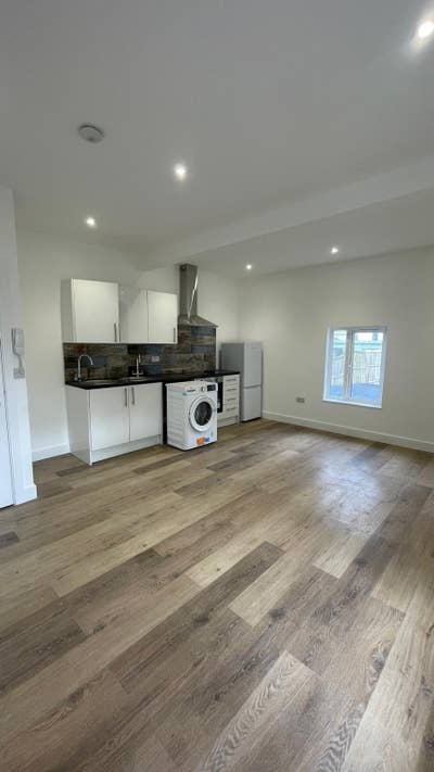 Newly refurbished studio flat Main Photo