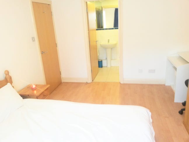 Airy modern dbl ensuite, 5mins 2 CW/10 2 Bank/Z2 Main Photo