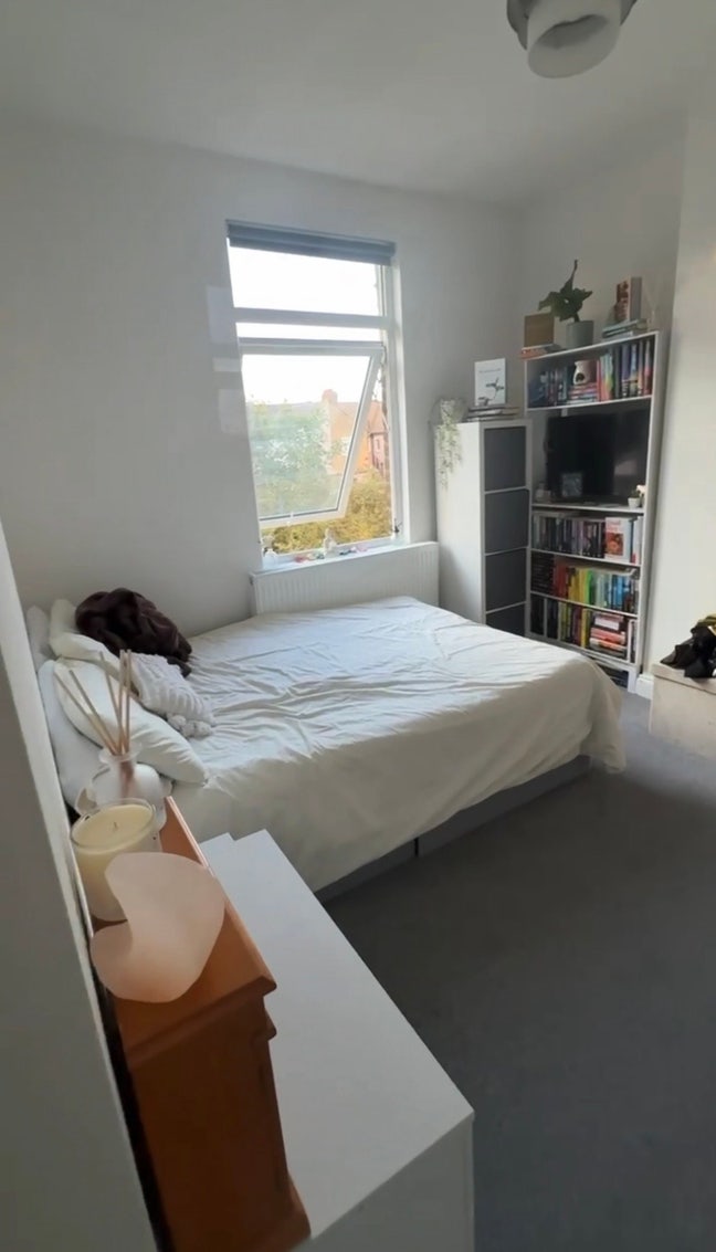 Flat in Ilford (2 bed) - URGENT X Main Photo