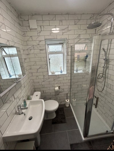 Large, clean, spacious double bedroom available  Main Photo