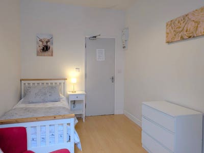 Immaculate single room close to Town Centre & KGH Main Photo