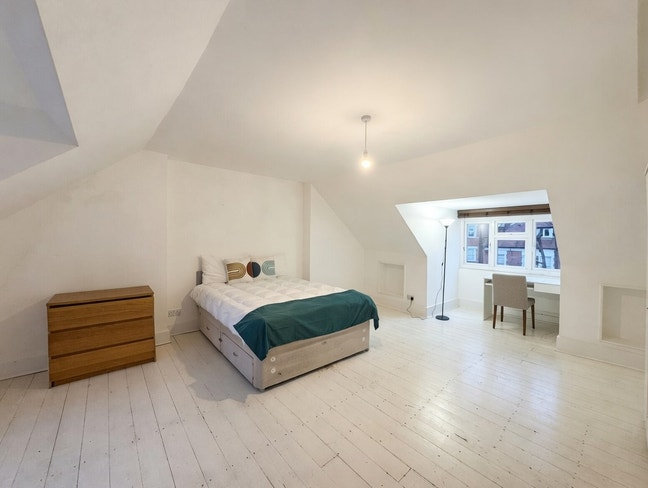 4 Bright & Modern Rooms – All Bills Included!!!! Main Photo