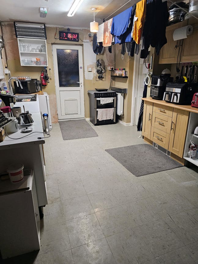 Large double room in shared house Main Photo