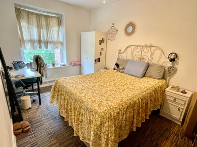 Spacious & Bright Double Room | 10 mins to Arsenal Main Photo