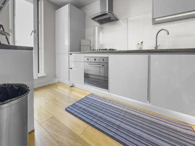 🏡Large Room – 5 Min Walk to Central Line 🌳 Main Photo