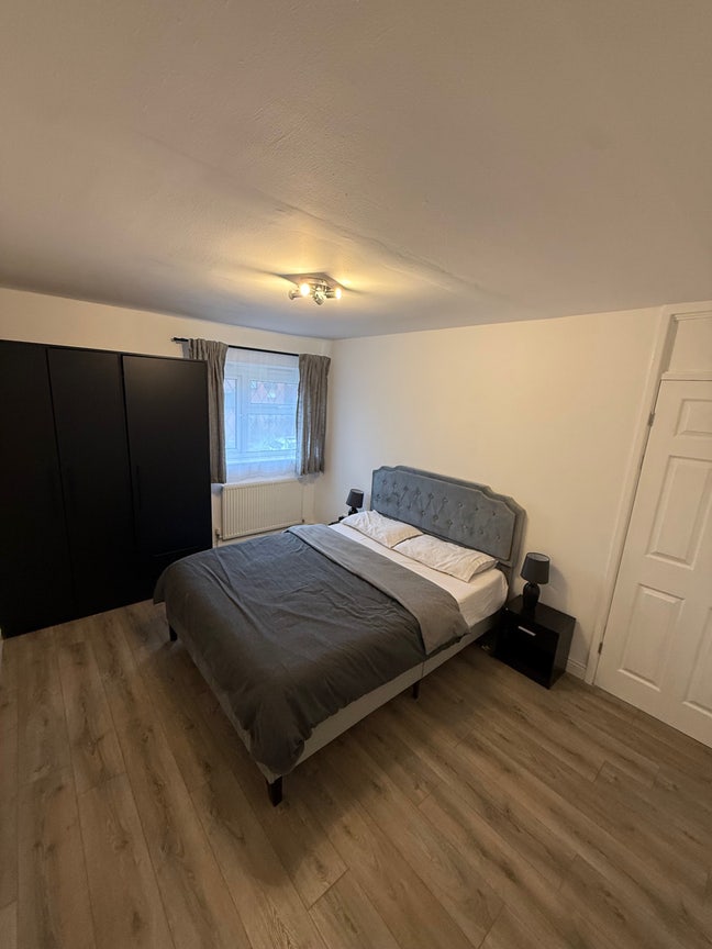 Spacious Master Bedroom in Birmingham City Centre Main Photo