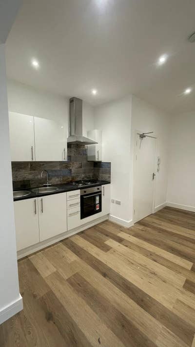 Newly refurbished 2 bed flat Main Photo