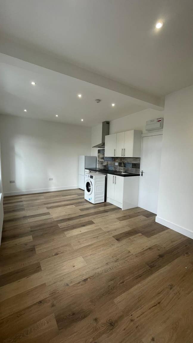 Newly refurbished 2 bed flat Main Photo