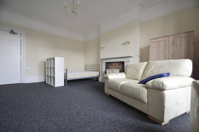 Spacious Double Room to Let in Central Newport  Main Photo