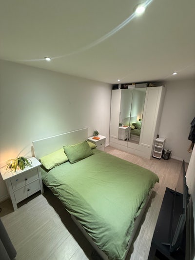 Bright Double Room (1) in Quiet, Well-Located Home Main Photo