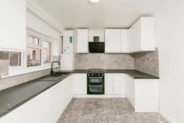 Room in a Shared House,In The Heart Of Town Center Main Photo