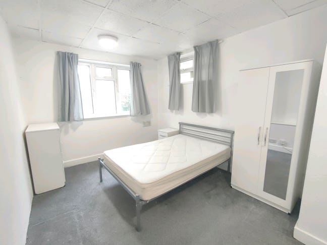 Large Ensuite Room near Lansdowne Main Photo