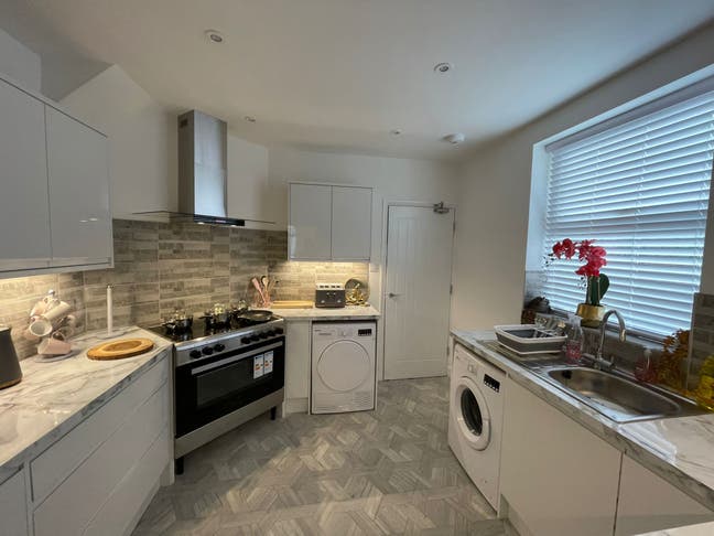 Private bathroom, lounge & garden | Now &pound;625 pcm Main Photo