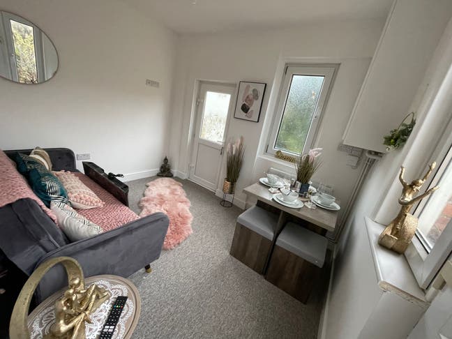 &pound;625 | Double room + private shower | All bills Main Photo
